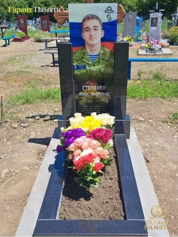 Памятник военному №0011 с фото на стекле